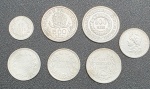 NUMISMÁTICA - RÉIS  e ESTRANGEIRAS - MOEDAS DE PRATA, 23g - Lote com 07 moedas, sendo elas: 50 Réis de 1861, 100 Réis de 1889 e 1891, 400 Réis de 1900, 500 Réis de 1913 e 2 moedas estrangeiras, sendo uma de 10 Centavos de 1883 da Argentina e 20 Centavos de 1899 do Chile. Pesando juntas 23g.