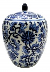 Potiche oval de temática oriental, decorado em azul cobalto no padrão floral tradicional chinês. Em porcelana. Fabricação chinesa. Medidas: 29 x 20 cm.