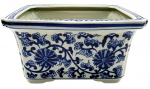 Cachepot retangular de temática oriental, decorado em azul cobalto no padrão floral tradicional chinês. Em porcelana. Fabricação chinesa. Medidas: 26 x 21 x 14 cm.
