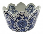 Cachepot oval de temática oriental, com borda ondulada e decorado em azul cobalto no padrão floral tradicional chinês. Em porcelana. Fabricação chinesa. Medidas: 31 x 20 cm.