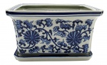 Cachepot retangular de temática oriental, decorado em azul cobalto no padrão floral tradicional chinês. Bandeja incluída. Em porcelana. Fabricação chinesa. Medidas: 26,5 x 21 x 15 cm.