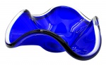 MURANO - Centro de mesa com borda ondulada e orgânica, em vidro translúcido e na cor azul cobalto. Medidas: 31 x 11 cm.