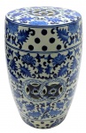 Tamborete de jardim ou pátio, de temática oriental, com design bojudo e elementos geométricos vazados no topo e nas laterais; decorado em azul cobalto no padrão floral tradicional chinês. Em porcelana. Fabricação chinesa. Medidas: 40 x 24 cm.