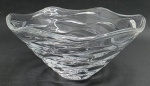 Centro de mesa cônico em cristal translúcido trabalhado com detalhes ondulados e fluidos. Medidas: 29 x 14 cm.