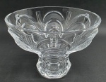 Centro de mesa com bojo oval trabalhado em relevo com elementos curvos e linhas paralelas caneladas; base estreita hexagonal e no estilo pedestal. Medidas: 25 x 18 cm. Com ínfimo bicado na borda.