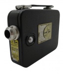 KODAK - CINÉ-KODAK EIGHT-25 - CÂMERA DE FILME - Antiga câmera de filme da renomada Kodak, modelo Ciné-Kodak Eight-25, fabricada nos EUA entre as décadas de 30 e 40, utilizando filmes de 8mm. Funcionamento por corda mecânica para avançar o filme. Medida: 17cm. Não testada. Possui leves desgastes e marcas de uso.