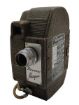REVERE RANGER - MODELO 81 - CÂMERA DE FILME - Antiga câmera de filme da Revere Ranger, modelo 81 de 8mm, uma câmera de cinema mecânica fabricada por volta de 1949. Câmera de vídeo caseiro para filme duplo de 8mm. Funcionamento por corda manual. Medida: 13cm. Não testada, possui ínfimos desgastes e marcas de uso.