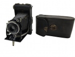 LUMIÈRE - CÂMERA FOTOGRÁFICA - Antiga câmera fotográfica de origem francesa com lente Anastigmat "Fidor" f/6.3, fabricada por volta dos anos 30. Câmera dobrável de fole para filmes em rolo. Seletor de velocidade do obturador e anel de foco ao redor da lente. Medida: 16cm. Acompanha estojo. Não testada, possui ínfimos desgastes e marcas de uso e pontos de oxidação no fecho do estojo.