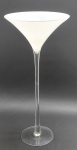 LUVIDARTE - Taça de centro de mesa para montagem de arranjos decorativos, com amplo bojo cônico em vidro branco leitoso; base e haste longa em vidro translúcido. Medidas: 60 x 27 cm. Recomendamos o envio por transportadora devido à delicadeza da peça. Retirada na Rua Citiso.