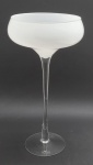 LUVIDARTE - Taça de centro de mesa para montagem de arranjos decorativos, com amplo bojo abaulado em vidro branco leitoso; base e haste longa em vidro translúcido. Medidas: 50 x 26 cm. Recomendamos o envio por transportadora devido à delicadeza da peça. Retirada na Rua Citiso.