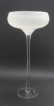 LUVIDARTE - Taça de centro de mesa para montagem de arranjos decorativos, com amplo bojo abaulado em vidro branco leitoso; base e haste longa em vidro translúcido. Medidas: 59 x 28 cm. Recomendamos o envio por transportadora devido à delicadeza da peça. Retirada na Rua Citiso.