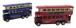 S - Lote com 2 miniaturas, Ônibus inglês double deck. Feitos em metal com partes plásticas. Medida: 13cm cada. Pneus de borracha. Podem conter ínfimos desgastes e marcas.