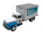 FIRST GEAR - 1953 FORD - Miniatura de caminhão modelo FORD 1953. Representando caminhão de laticínios. Escala 1:34. Feita de metal com partes plásticas, pneus de borracha e rodas livres. Pode conter ínfimas marcas.