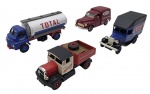 LLEDO - Lote com 4 miniaturas Lledo, antigas, feitas de metal com partes plásticas, rodas livres, escala 1:64 , 1:55. Ano: 1979. Podem conter pequenas marcas ou desgastes.