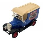 LLEDO - Antiga miniatura de ferro com partes plásticas da Lledo, coleção Days Gone, feito na Inglaterra nos anos 80. Escala 1:50 / 1:64 (box scale). Retrata carro Kiwi Boot Polish. Pode conter ínfimas marcas.