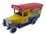 LLEDO DAYS GONE - Antiga miniatura de ferro com partes plásticas da Lledo, coleção Days Gone, feito na Inglaterra nos anos 80. Escala 1:50 / 1:64 (box scale). Retrata carro da Bird's Custard Powder. Pode conter ínfimas marcas.