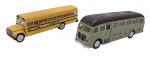 S - ÔNIBUS - Lote com 2 miniaturas de ônibus, feitas em ferro com partes plásticas, medindo 16cm aproximadamente cada. Pneus de borracha e movidos à fricção. Modelos: ônibus escolar e ônibus convencional. Podem conter ínfimas marcas e desgastes.
