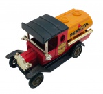 LLEDO DAYS GONE - Antiga miniatura de ferro com partes plásticas da Lledo, coleção Days Gone, feito na Inglaterra nos anos 80. Escala 1:50 / 1:64 (box scale). Retrata carro da Pennzoil. Pode conter ínfimas marcas.