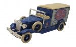 LLEDO DAYS GONE - Antiga miniatura de ferro com partes plásticas da Lledo, coleção Days Gone, feito na Inglaterra nos anos 80. Escala 1:50 / 1:64 (box scale). Retrata carro da Walkers Crisps.  Pode conter ínfimas marcas.