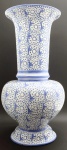 Vaso de chão com longo pescoço no formato trompete e bojo globular, apresentando clássica decoração fitomórfica em tons azuis sobre fundo branco; em cerâmica esmaltada, pintada à mão. Medidas: 84 x 40 cm. Base com bicados e fios de cabelo; borda com ínfimo bicado; com craquelados superficiais. Envio somente por transportadora. Retirada na Rua Citiso.