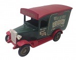 LLEDO DAYS GONE - Antiga miniatura de ferro com partes plásticas da Lledo, coleção Days Gone, feito na Inglaterra nos anos 80. Escala 1:50 / 1:64 (box scale). Retrata carro da Walkers Crisps. Pode conter ínfimas marcas.