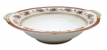 NORITAKE CHINA, MADE IN JAPAN - Bowl em porcelana japonesa, adornado na borda com padrões fitomórficos em dourado sobre faixa vermelha e coloridos buquês florais. Medidas: 27 x 6 cm.