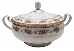 NORITAKE CHINA, MADE IN JAPAN - Sopeira em porcelana japonesa, adornada em dourado com arabescos e padrões fitomórficos sobre faixa vermelha, e coloridos buquês florais. Alças laterais no formato de volutas. Medidas: 34 x 20 cm. Douração ligeiramente desvanecida em alguns locais do bojo.