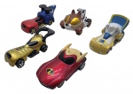 DISNEY / PIXAR - Lote com 5 miniaturas de carrinhos da Disney/Pixar, em escala 1:64. Diversos modelos, feitos de ferro com partes plásticas. Possuem pequenos detalhes e marcas de uso.