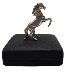 PRATA MODERNA - CAVALO DE PRATA, 51g - Cavalo de prata em posição de pé, medindo 6cm. Peça bem detalhada e acompanha estojo.