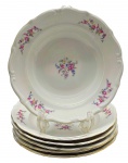 C.T. TIELSCH WABRZYCH, MADE IN POLAND - Parte de serviço de jantar com 06 pratos fundos, adornados com coloridos buquês florais e filete dourado na borda. Em porcelana polonesa. Medidas: 24 cm (diâm.).