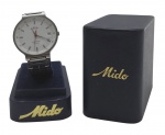 MIDO - MILTIFORT QUARTZ - RELÓGIO DE PULSO - Relógio de pulso contemporâneo com tendências antigas, produzido na Suíça, mostrador branco fosco com logotipo da MIDO em estilo cursivo na posição de 12horas. Janela de data funcional localizada discretamente às 3 horas. Feito em aço inoxidável. Não testado, pode possuir ínfimas marcas de uso. Acompanha estojo original.
