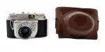 BEIER - BEIRETTE JUNIOR II - MÁQUINA FOTOGRÁFICA - Antiga máquina fotográfica analógica produzida pela alemã Beier, modelo Beirette Junior II, compacta para filme de 35mm, lente Meyer-Optik Görlitz Trioplan 3,5/45. Acompanha estojo. Não testada, possui ínfimas marcas e desgastes.
