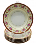 NORITAKE CHINA, MADE IN JAPAN - Parte de serviço de jantar com 06 pratos fundos em porcelana japonesa, adornados na borda com padrões fitomórficos em dourado sobre faixa vermelha e coloridos buquês florais. Medidas: 23 cm (diâm.). Douração desvanecida em ínfimos pontos.