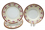 NORITAKE CHINA, MADE IN JAPAN - Parte de serviço de jantar com 03 pratos rasos e 01 prato fundo em porcelana japonesa, adornados na borda com padrões fitomórficos em dourado sobre faixa vermelha e coloridos buquês florais. Medidas: 23 cm (diâm.). Douração desvanecida em ínfimos pontos.