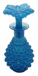 OPALINA - Antigo perfumeiro em opalina azul, apresentando tampa moldada em forma de flor e corpo adornado com elementos ovais em relevo. Medidas: 15 x 7 cm. Ínfimos bicados na tampa.