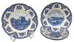 JOHNSON BROS ENGLAND, OLD BRITAIN CASTLES - Parte de serviço de jantar com 03 pratos fundos e 01 prato raso em porcelana inglesa, adornados na cor azul cobalto com motivos florais e vegetalistas na borda, e cenários com castelos ingleses em sua galeria central. Medidas: 22 cm (diâm.); 25 cm (diâm.).