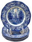 LIBERTY BLUE, HISTORIC COLONIAL SCENES, MADE IN ENGLAND - Parte de serviço de jantar com 06 pratos rasos em porcelana inglesa, adornados em azul cobalto com motivos florais e vegetalistas na borda, e cenário com o "Independence Hall", nos EUA. Medidas: 25 cm (diâm.).