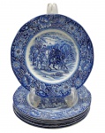 LIBERTY BLUE, HISTORIC COLONIAL SCENES, MADE IN ENGLAND - Parte de serviço de jantar com 06 pratos de sobremesa em porcelana inglesa, adornados em azul cobalto com motivos florais e vegetalistas na borda, e cenário com "Washington at Valley Forge", nos EUA. Medidas: 22 cm (diâm.).