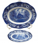 LIBERTY BLUE, HISTORIC COLONIAL SCENES, MADE IN ENGLAND - Parte de serviço de jantar com 02 travessas ovais de diferentes tamanhos, em porcelana inglesa; adornadas em azul cobalto com motivos florais e vegetalistas na borda, e cenário com "Governor's House, Williamsburg", nos EUA. Medidas: 30 x 24 cm; 20 x 14 cm.