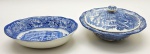 LIBERTY BLUE, HISTORIC COLONIAL SCENES, MADE IN ENGLAND - Parte de serviço de jantar com 01 bowl oval e 01 terrina em porcelana inglesa; adornados em azul cobalto com motivos florais e vegetalistas na borda, e cenários com "Minute Men" e "Sion Tea Party", nos EUA. Medidas: 23 x 17 cm; 23 x 11 cm. Bowl com ínfimo bicado na borda; terrina com manchas e bicados na tampa.