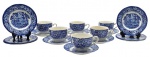 LIBERTY BLUE, HISTORIC COLONIAL SCENES, MADE IN ENGLAND - Parte de serviço de chá em porcelana inglesa, com 06 xícaras de chá, 06 pires para xícaras de chá, e 06 pratos de sobremesa; adornados em azul cobalto com motivos florais e vegetalistas na borda, e cenários da época colonial americana. Medidas: 11 x 7 cm; 15 cm (diâm.). Algumas xícaras com manchas na parte interna e craquelados superficiais.