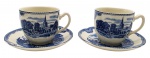 JOHNSON BROS, MADE IN ENGLAND - Par de xícaras de chá com seus respectivos pires em porcelana inglesa; adornadas em azul cobalto com cenários tipicamente ingleses. Medidas: 14 x 9 cm.