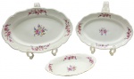 C.T. TIELSCH WABRZYCH, MADE IN POLAND - Parte de serviço de jantar com 03 travessas ovais, adornadas com coloridos buquês florais e filete dourado na borda. Em porcelana polonesa. Medidas: 33 x 22 cm; 29 x 19 cm; 23 x 15 cm.