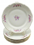 C.T. TIELSCH WABRZYCH, MADE IN POLAND - Parte de serviço de jantar com 06 pratos rasos, adornados com coloridos buquês florais e filete dourado na borda. Em porcelana polonesa. Medidas: 23 cm (diâm.).