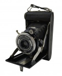 KINAX BABY - Antiga máquina fotográfica analógica francesa, dobrável, de fole, fabricada em Paris. Medidas: 16 x 9 x 5 cm. Não testada. Com ínfimos desgastes no revestimento da caixa e pontos de oxidação; fole com ínfimo desgaste.