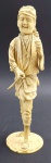 Escultura oriental com a representação de um camponês em trajes tradicionais; com assinatura do artesão inscrita na base; em marfim; origem: Japão. Medidas: 27 x 8 cm. Com sinais de restauro em um dos braços; ínfimos fios de cabelo; haste que fixa o cesto nas costas com dano; braços ligeiramente descolados; objeto originalmente presente em uma das mãos ausente (com dano).