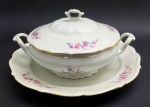 C.T. TIELSCH WABRZYCH, MADE IN POLAND - Parte de serviço de jantar com 01 terrina e 01 travessa circular, adornadas com coloridos buquês florais e filetes dourados. Em porcelana polonesa. Medidas: 32 cm (diâm.); 31 x 13 cm.