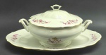 C.T. TIELSCH WABRZYCH, MADE IN POLAND - Parte de serviço de jantar com 01 sopeira e 01 travessa oval, adornadas com coloridos buquês florais e filetes dourados. Em porcelana polonesa. Medidas: 42 x 29 cm; 32 x 18 cm.