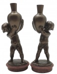 LOUIS KLEY (França,1833-1911) - Par de antigas esculturas, séc. XIX, com a representação de putti segurando grandes vasos; em bronze, assinadas "L. KLEY" (próximo dos pés); sobre base circular em mármore. Nascido em Sens, França, Louis Kley radicou-se em Paris, onde foi aluno de J.M. Lequien. Ao longo de sua trajetória, consolidou-se como um renomado escultor do estilo Art Nouveau, dedicando-se à criação de delicadas esculturas de crianças, além de obras de temática mitológica e animalista, medalhões, retratos e monumentos. Artista prolífico, marcou presença constante no Salão anual de Paris. Medidas: 21 x 8 cm.