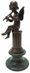 Antiga escultura com a representação de um putto tocando uma flauta grega dupla (aulos), e sentado sobre uma coluna de estilo clássico; em bronze, apoiada sobre pedestal de mármore torneado. Medidas: 20 x 8,5 cm.